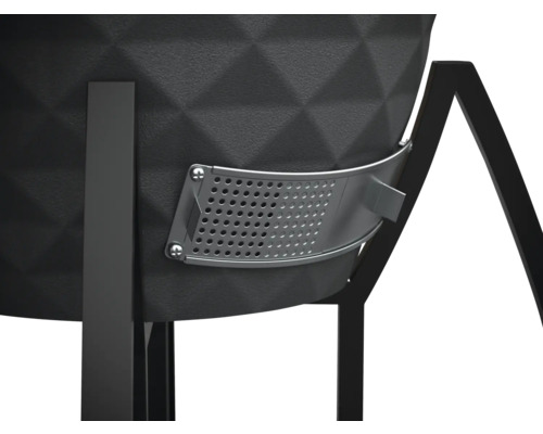 Detaljvy av en svart blomkruka med metallfäste