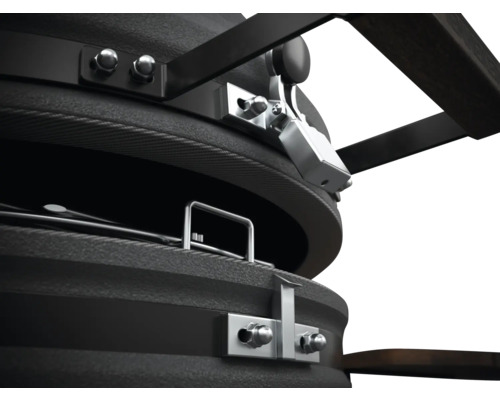 Detaljvy av en klotgrill med handtag och låsmekanism