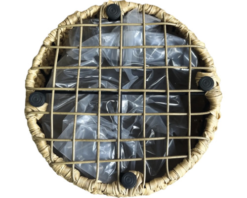 Rund planteringskorg med metallinsats och plastfolie