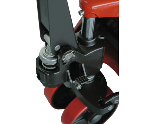 Detaljbild av pallvagns komponenter, inklusive fotpedal, hydraulcylinder och hjul.