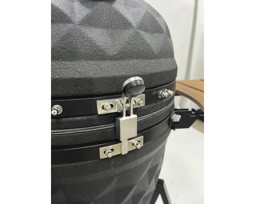 Detaljvy av en keramisk grill med låsmekanism