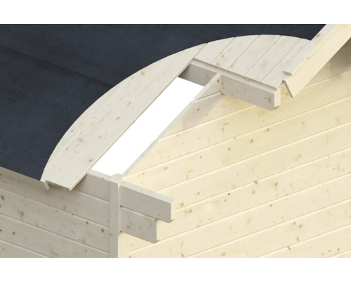 Detaljvy av en timmerstuga under uppbyggnad med träkonstruktion