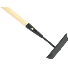 Trädgårdshacka med trähandtag