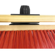 Detaljvy av en sopborste med träskaft och plastborst