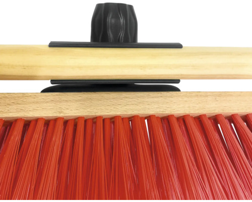 Detaljvy av en sopborste med träskaft och plastborst