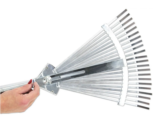 Handen justerar en justerbar lövräfsa i metall.