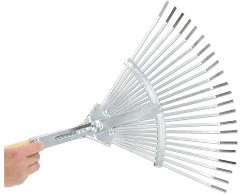 Metallräfsa med justerbara pinnar hålls av en hand.