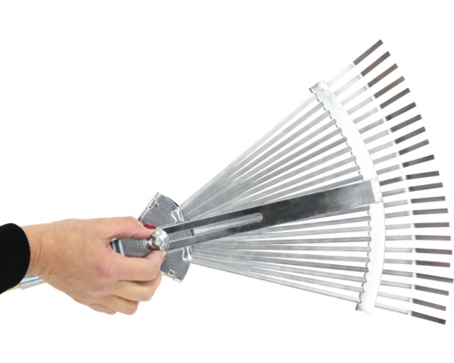 En hand justerar en justerbar räfsa.