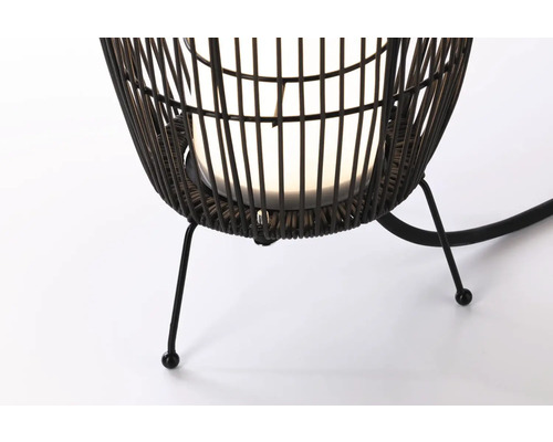 Bordslampa med rottinglook och metallram