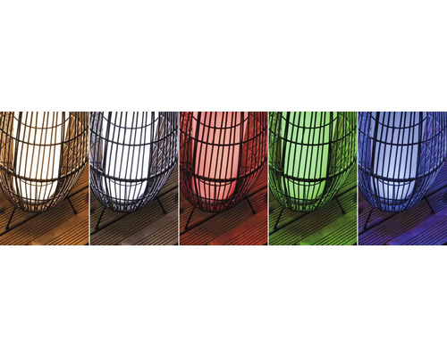 Dekorativ trädgårdslampa med färgskiftning på en träaltan