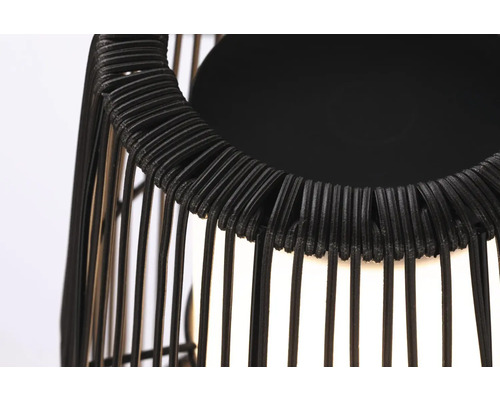 Detaljvy av en bordslampa med rotting lampskärm