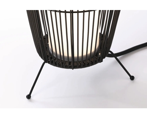 Bordslampa med lampskärm av rotting och metallram