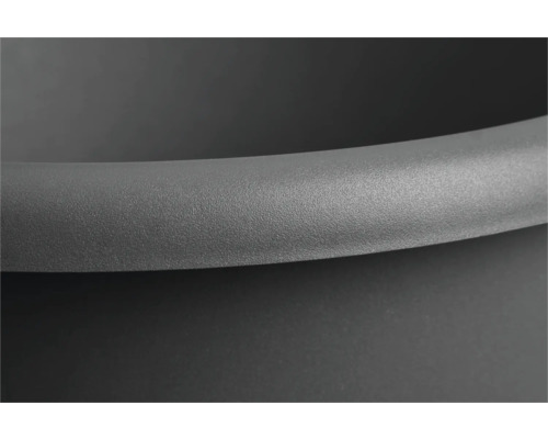 Detaljbild av en rund, grå planteringslåda