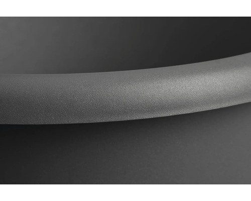 Detaljvy av en rund, svart blomkruka