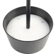 Detaljbild av en rund lampa med svart lampskärm