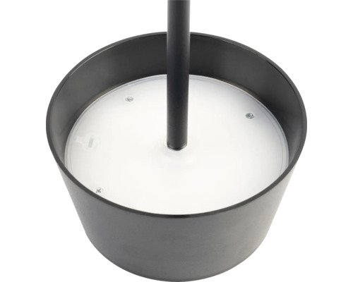 Detaljbild av en rund lampa med svart lampskärm