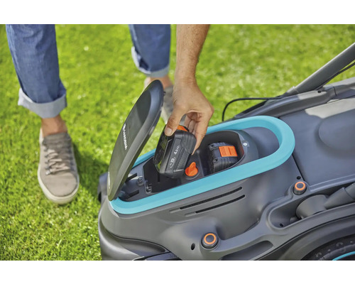 Batteri sätts in i en Gardena gräsklippare
