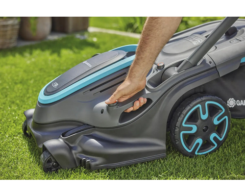 Gardena batteridriven gräsklippare i användning på gräsmatta