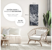 Vardagsrum med naturstenspanel, fåtölj och soffa