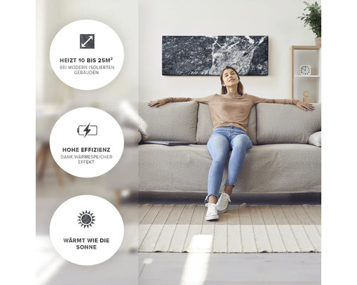 Kvinna kopplar av på en soffa under en marmorvärmare i ett ljust vardagsrum.