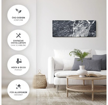 Vardagsrum med soffa, bord och väggdekoration i marmorlook. Ekologisk design överensstämmer. Enkel installation tack vare mall. Stående och liggande format. Lämplig för allergiker.