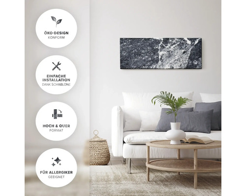 Vardagsrum med soffa, bord och väggdekoration i marmorlook. Ekologisk design överensstämmer. Enkel installation tack vare mall. Stående och liggande format. Lämplig för allergiker.