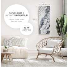 Vardagsrum med naturstensvärme, fåtölj och soffa