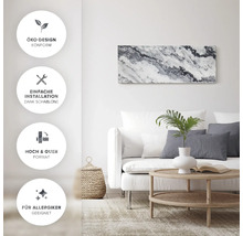 Vardagsrum med soffa, bord och väggmålning med ekologisk design, enkel installation tack vare mall, lämplig för stående och liggande format och allergiker.