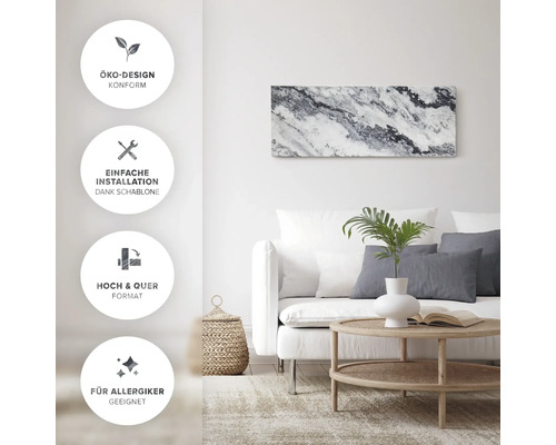 Vardagsrum med soffa, bord och väggmålning med ekologisk design, enkel installation tack vare mall, lämplig för stående och liggande format och allergiker.