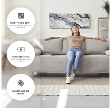 Kvinna kopplar av på en soffa i ett ljust vardagsrum med information om uppvärmning.