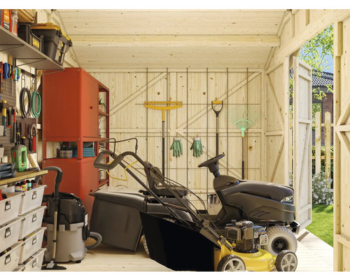 Organiserat redskapsbod med verktyg, gräsklippare och förvaringssystem