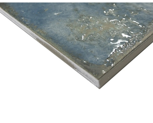 Närbild av en glaserad väggplatta