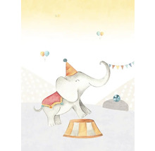 Illustration av en cirkuselefant med hatt och piedestal