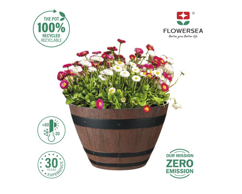 Blomkruka i träfatlook med blommor, med symbolen 100 procent återvinningsbar, Flowersea logotypen och symbolerna för temperaturbeständighet och 30 års erfarenhet
