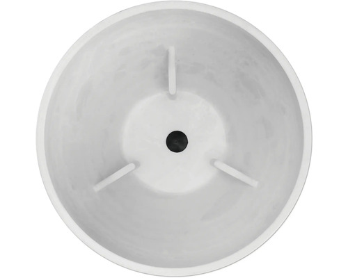 Inre vy av en rund plastblomkruka med dräneringshål och distanser