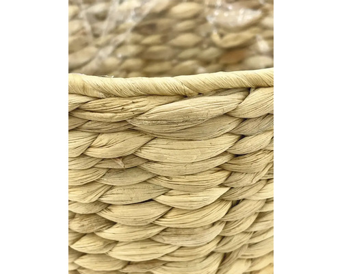 Närbild av en flätad korg av naturmaterial