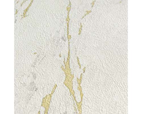 Närbild av en vit tapet med guldfärgade accenter för väggdekoration
