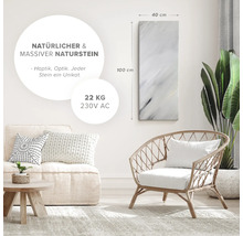 Vardagsrum med naturstenspanel, soffa och fåtölj