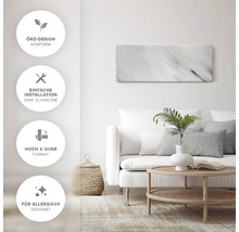 Dekorativ väggmålning ovanför soffan i ljust vardagsrum med symboler för ekologisk design, enkel installation, stående och liggande format och lämplighet för allergiker