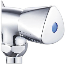 Närbild av en förkromad kranventil med blå markering