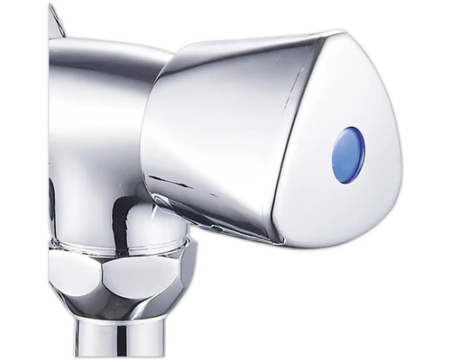 Närbild av en förkromad kranventil med blå markering