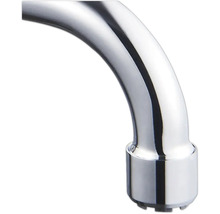 Detaljbild av en förkromad vattenkranstut