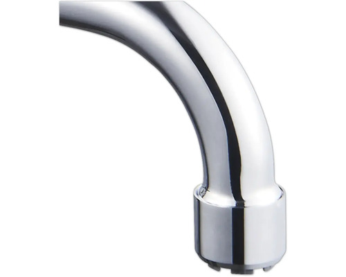 Detaljbild av en förkromad vattenkranstut