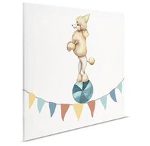 Canvastavla med en pudel som balanserar på en boll i en cirkusscen