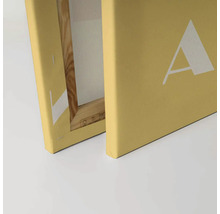 Närbild av en duk på en kilram i trä med ett vitt A-tryck