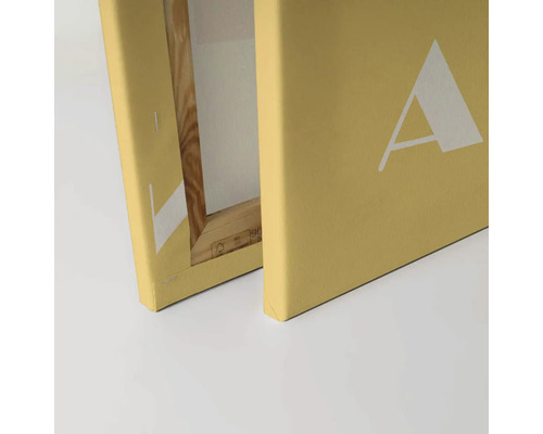 Närbild av en duk på en kilram i trä med ett vitt A-tryck