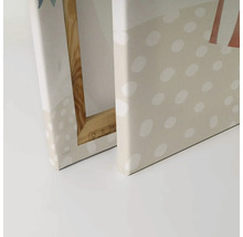 Detaljvy av en duk med träram och prickmönster