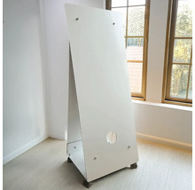 Fristående vit radiator med hjul och hål