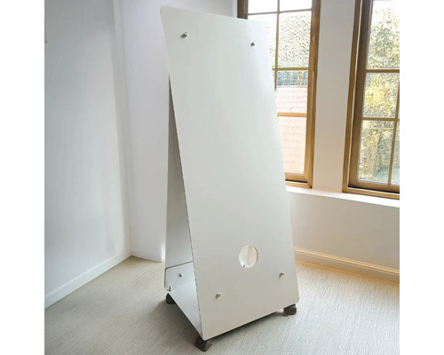 Fristående vit radiator med hjul och hål