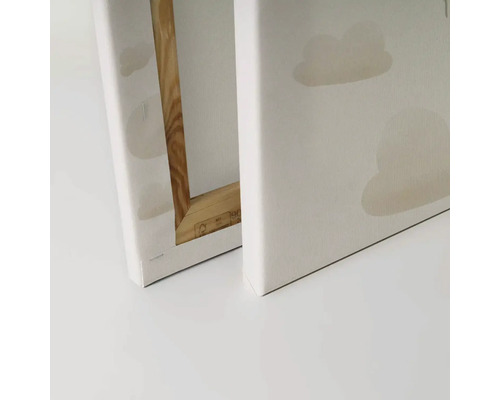 Detaljvy av två målardukar med träram och molnmotiv